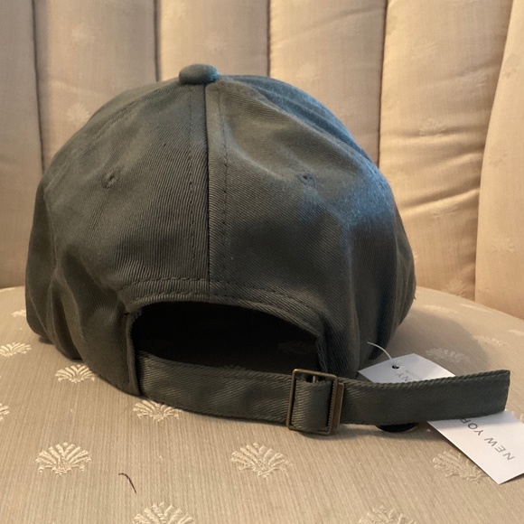 queen baseball cap, new condition - Picture 4 of 7